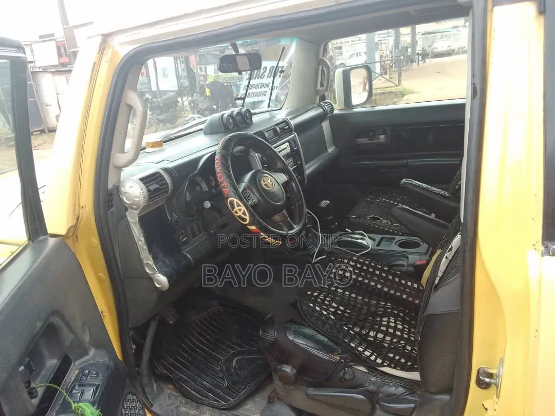 Toyota FJ Cruiser Base 4x2 2008 Gold