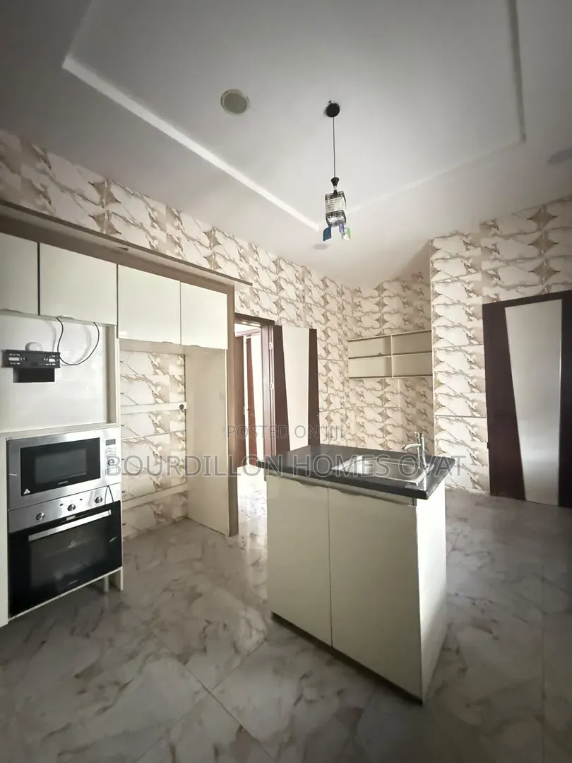 5bdrm Duplex in Ikota Villa Estate for rent