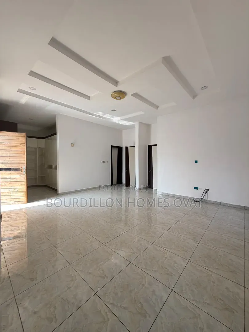 5bdrm Duplex in Ikota Villa Estate for rent