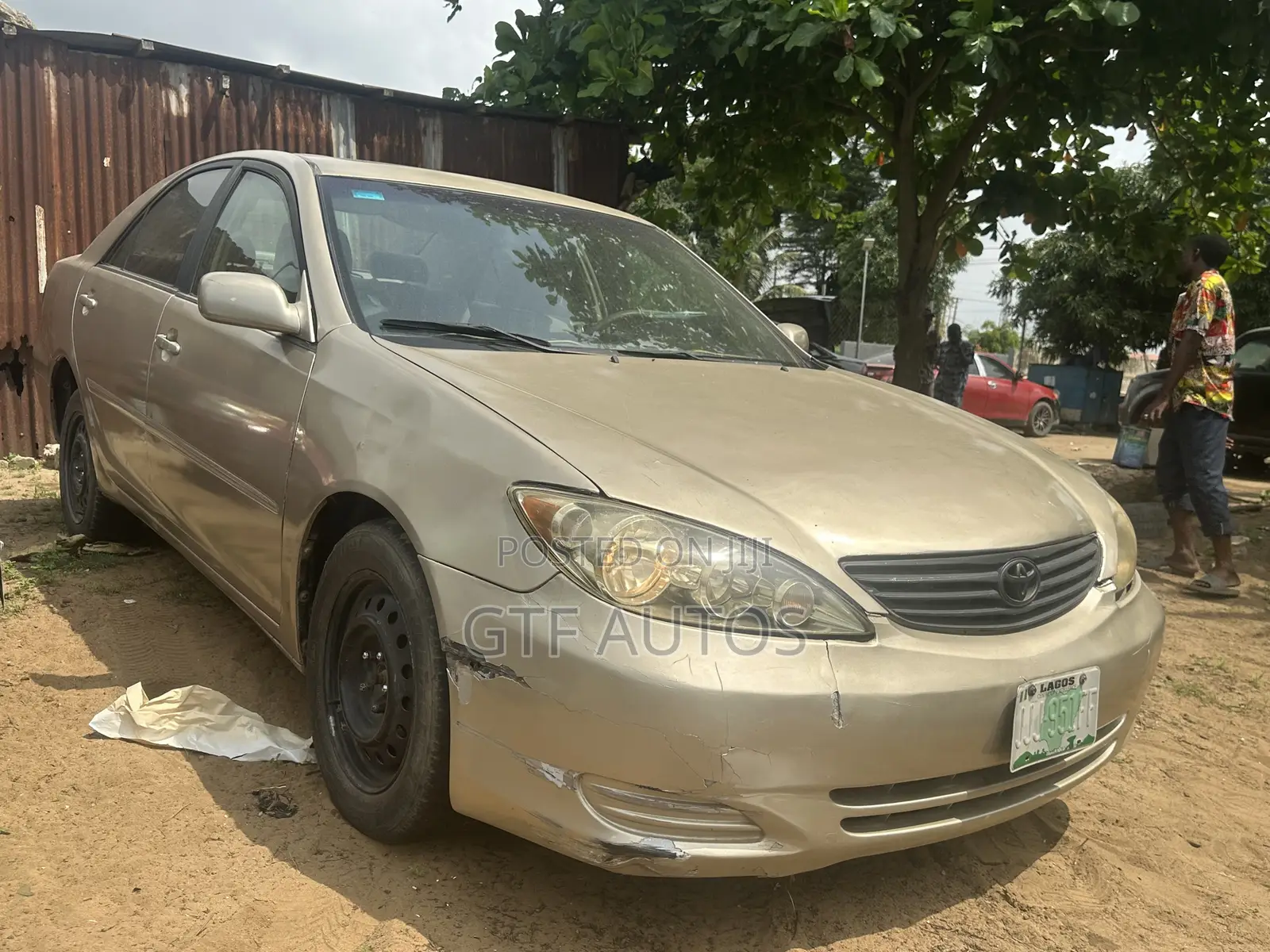 Toyota Camry LE 4dr Sedan (2.4L 4cyl 5M) 2004 Gold