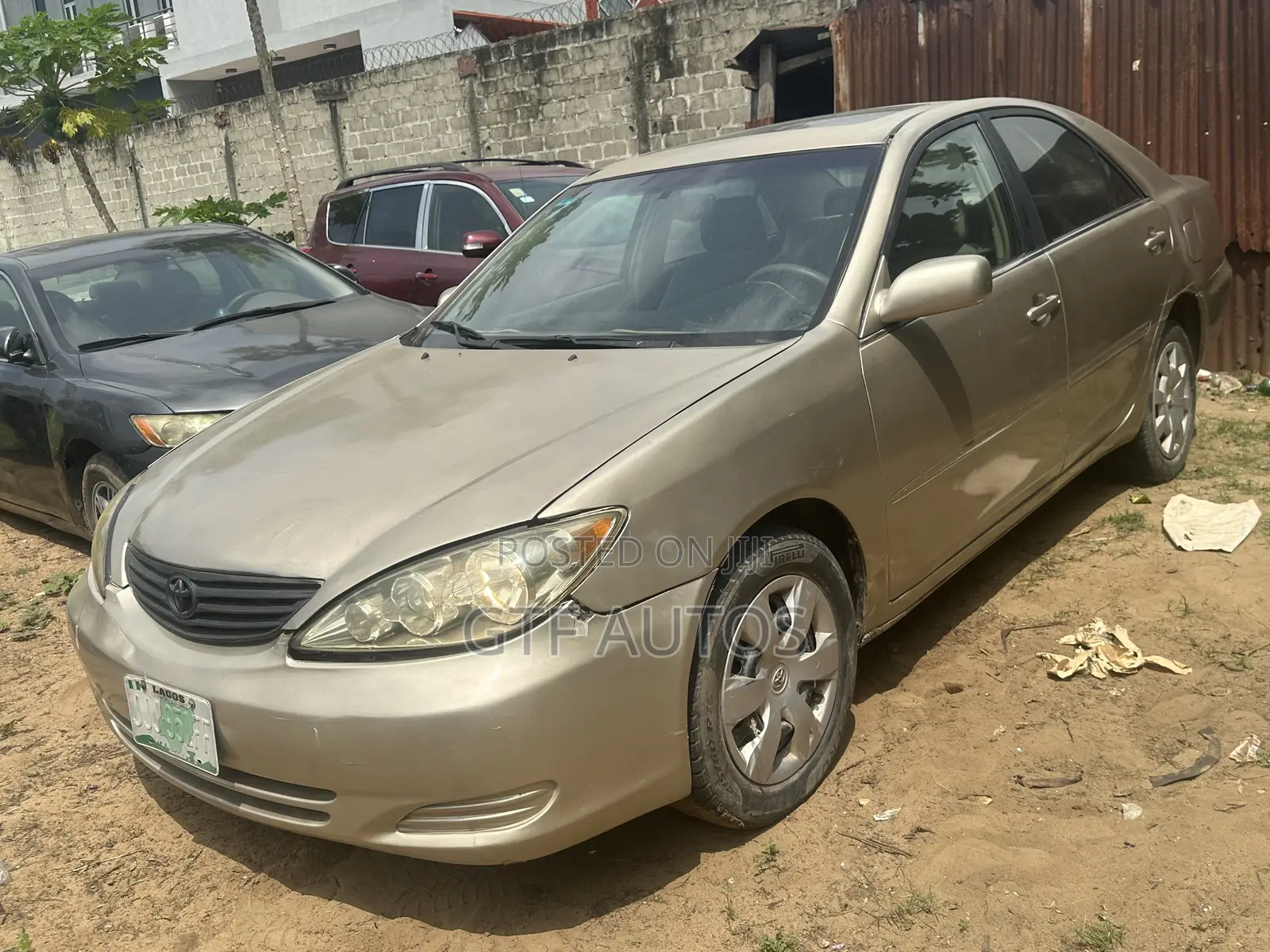 Toyota Camry LE 4dr Sedan (2.4L 4cyl 5M) 2004 Gold