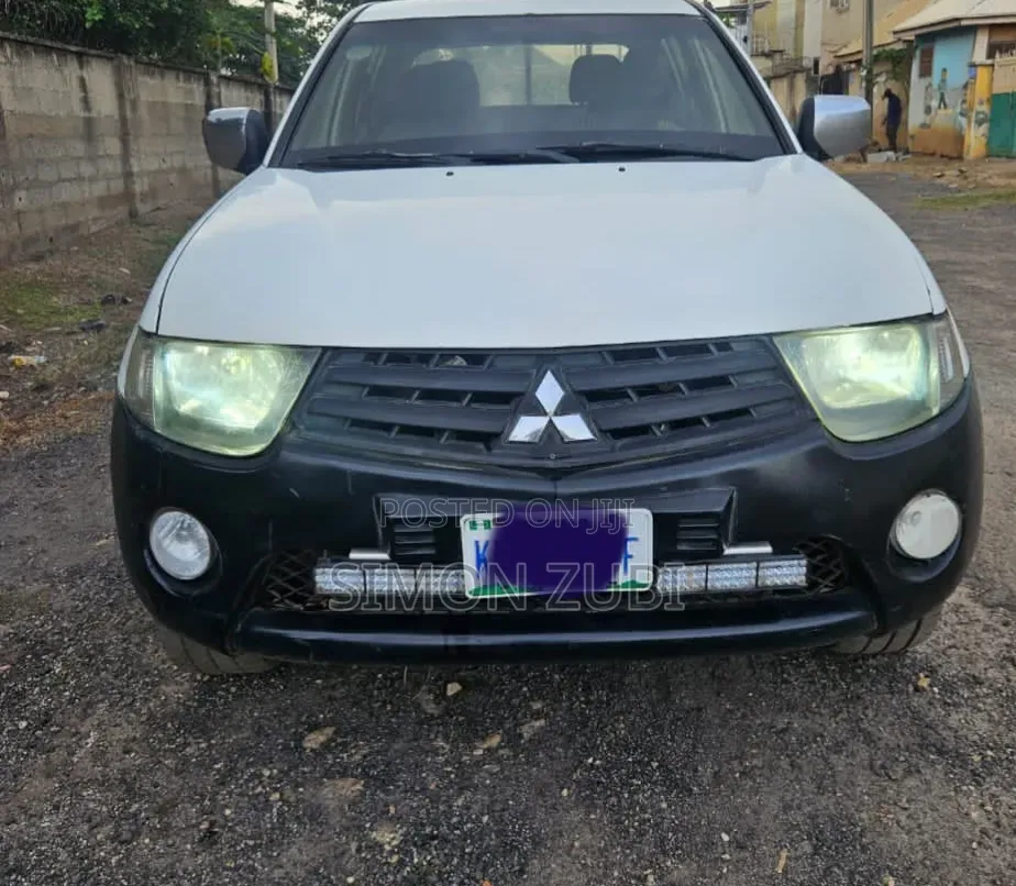 Mitsubishi L200 Double Cab GLX 2.4L 2WD 2010 White