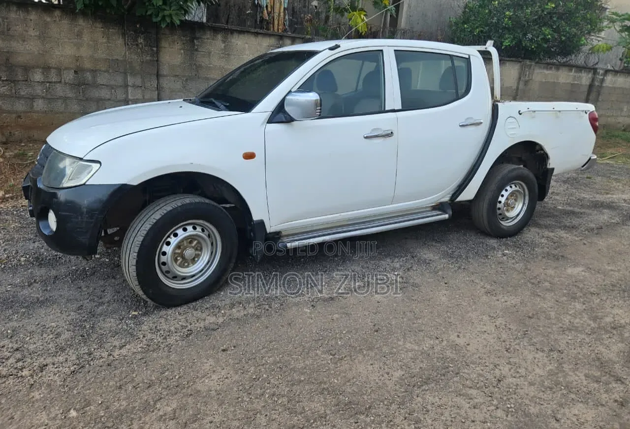 Mitsubishi L200 Double Cab GLX 2.4L 2WD 2010 White