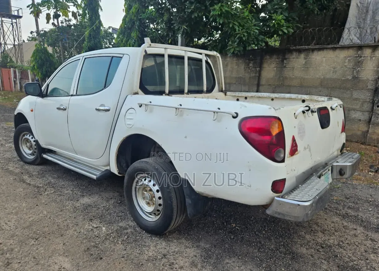 Mitsubishi L200 Double Cab GLX 2.4L 2WD 2010 White