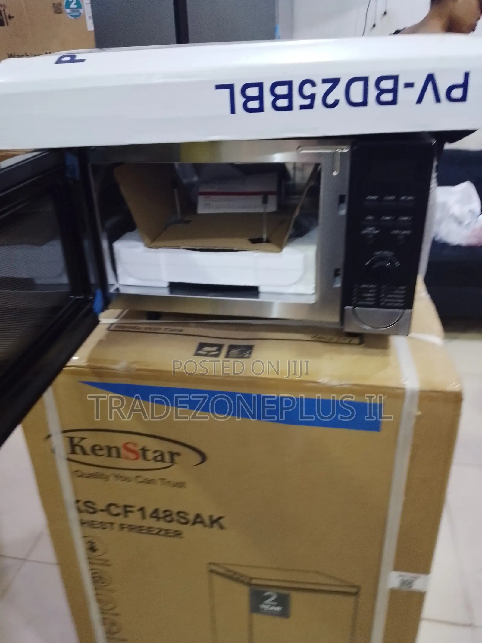 Polystar Black Microwave With Stainless Steel Interior