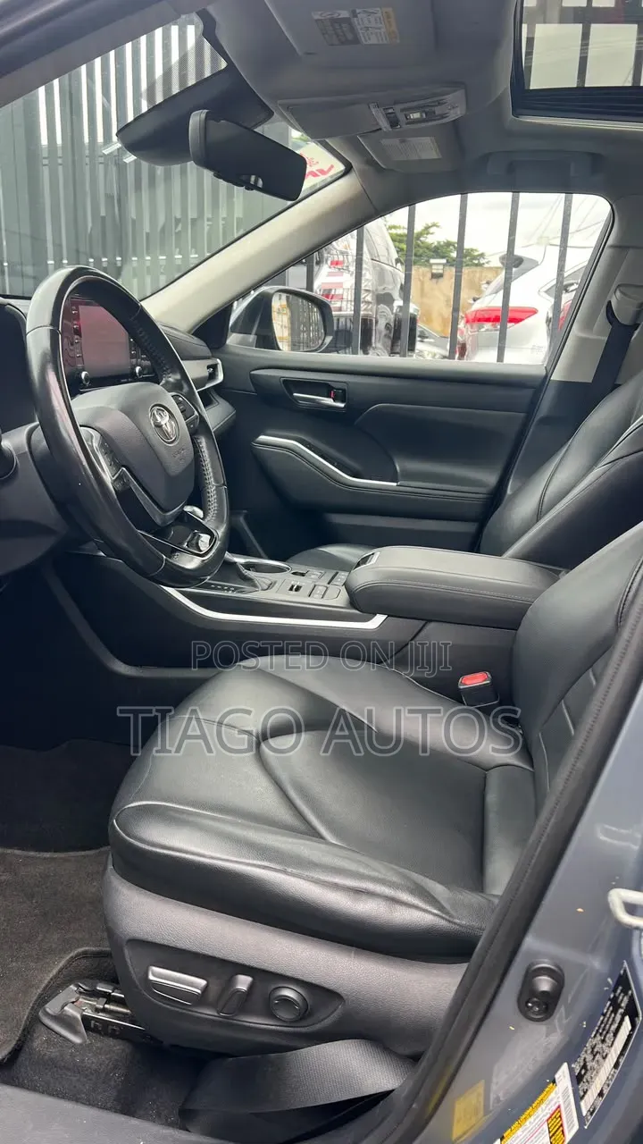 Toyota Highlander XLE AWD 2020 Blue