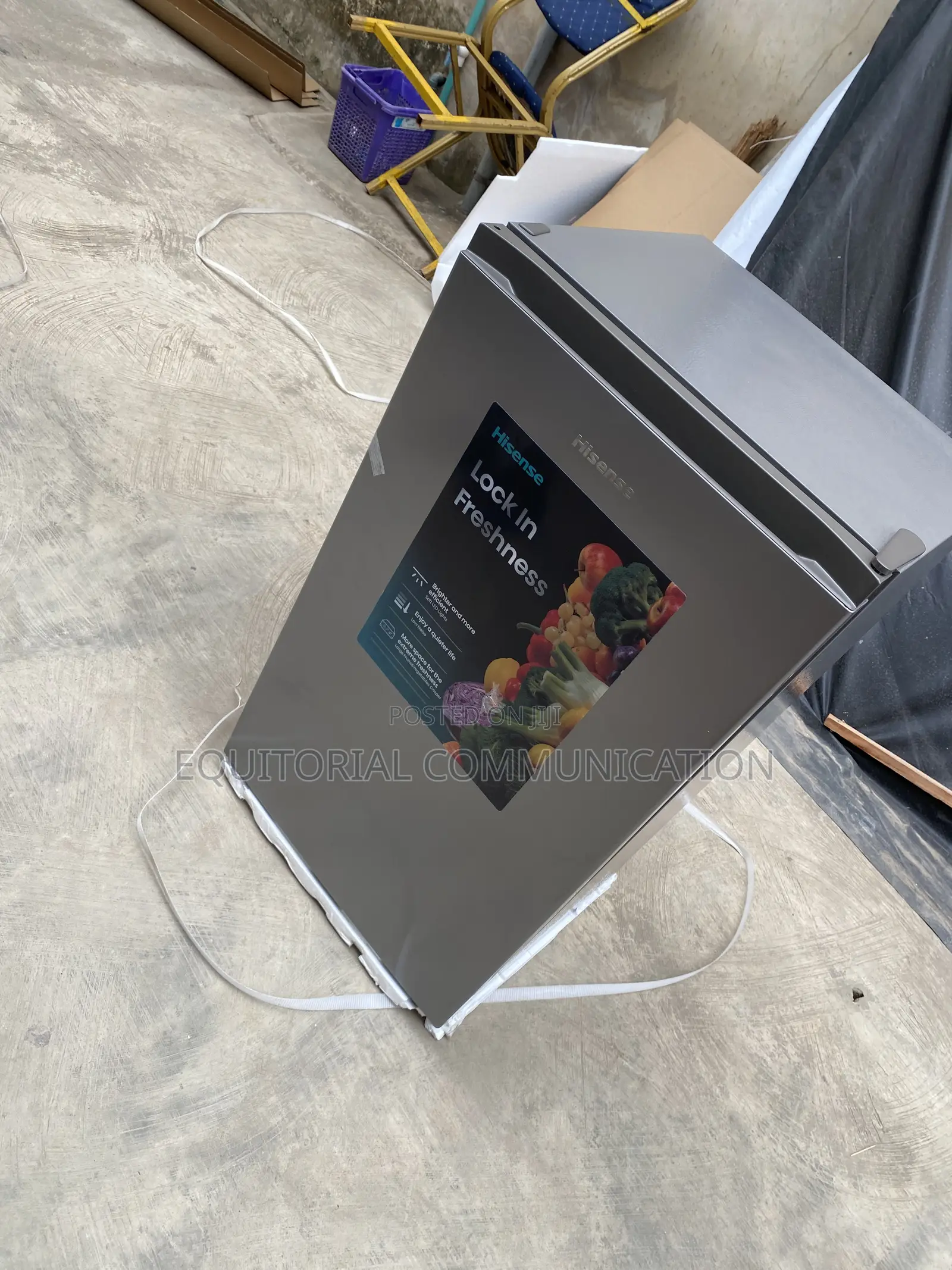 Hisense REF093DR 90L Compact Refrigerator for Personal Food Storage