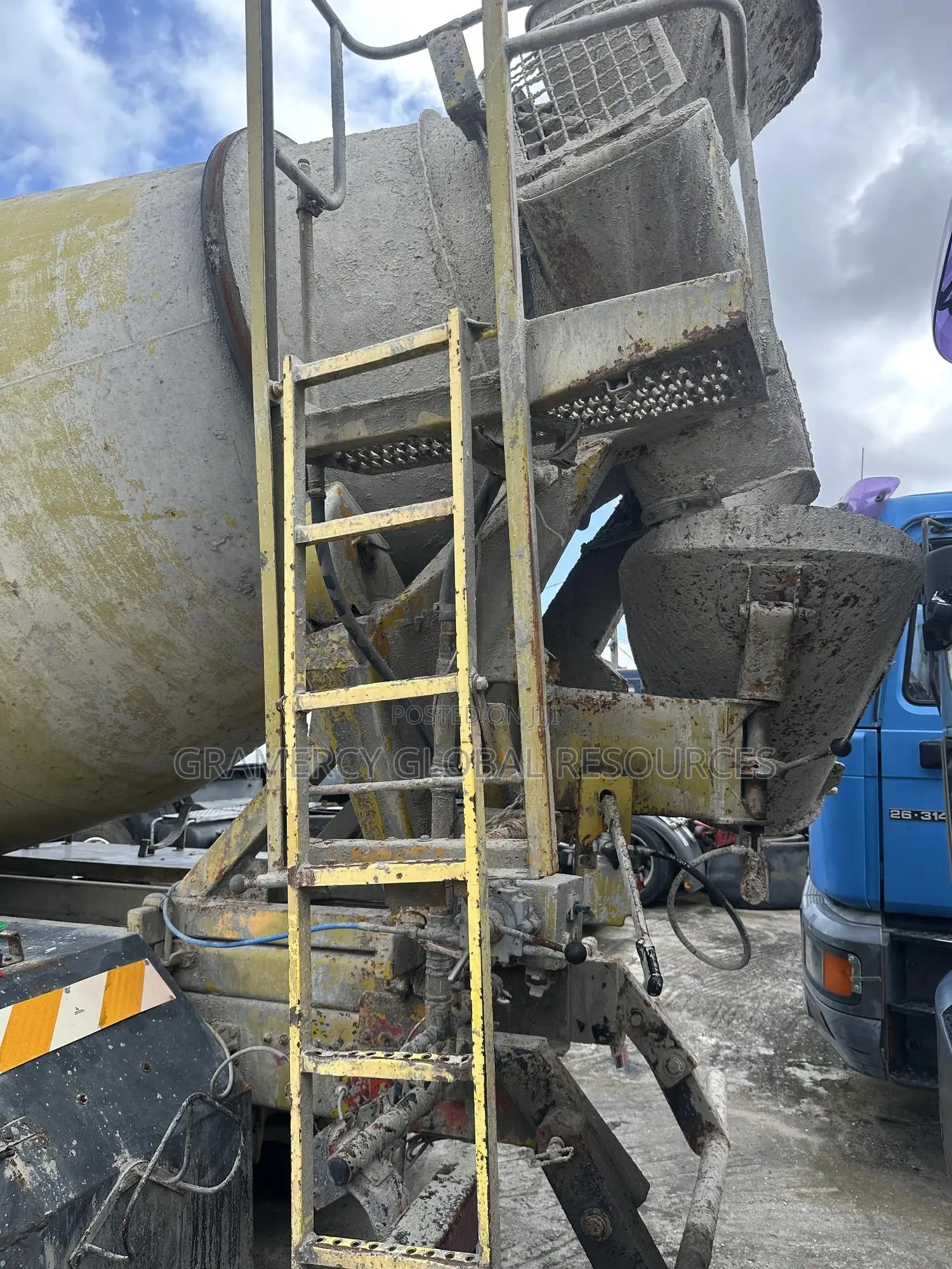 Foreign Used Man Cement Mixer Mobile Truck - 9 Cubic Capacity