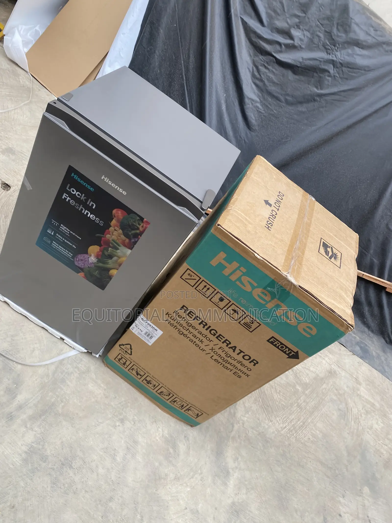 Hisense Compact Refrigerator 90L With Top-Mounted Freezer REF093DR