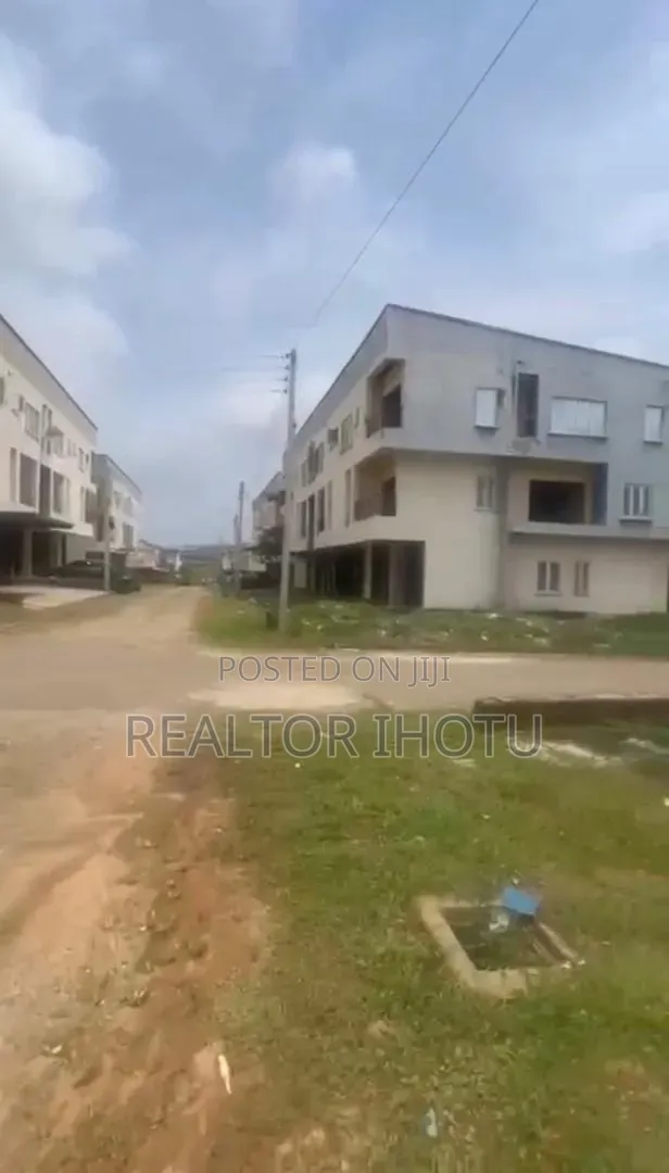 4bdrm Duplex in Paradise Estate for sale