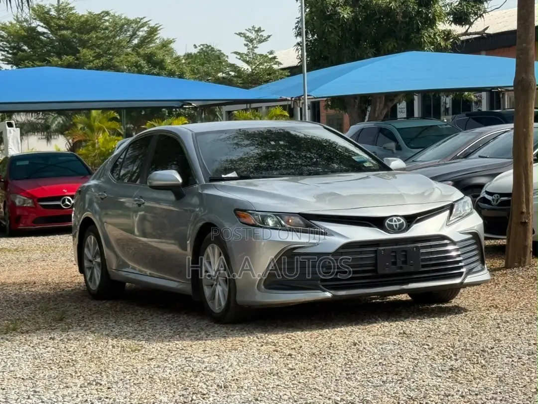Toyota Camry SE 2023 Silver