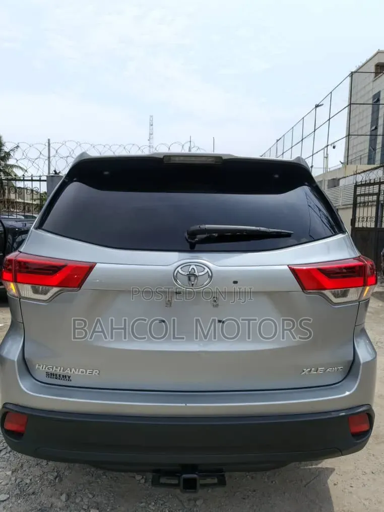 Toyota Highlander XLE 4x2 V6 (3.5L 6cyl 8A) 2017 Silver