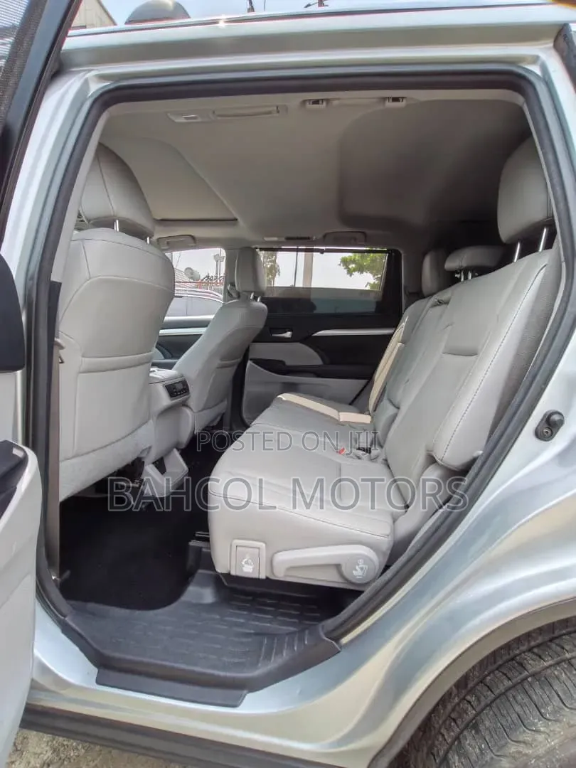 Toyota Highlander XLE 4x2 V6 (3.5L 6cyl 8A) 2017 Silver