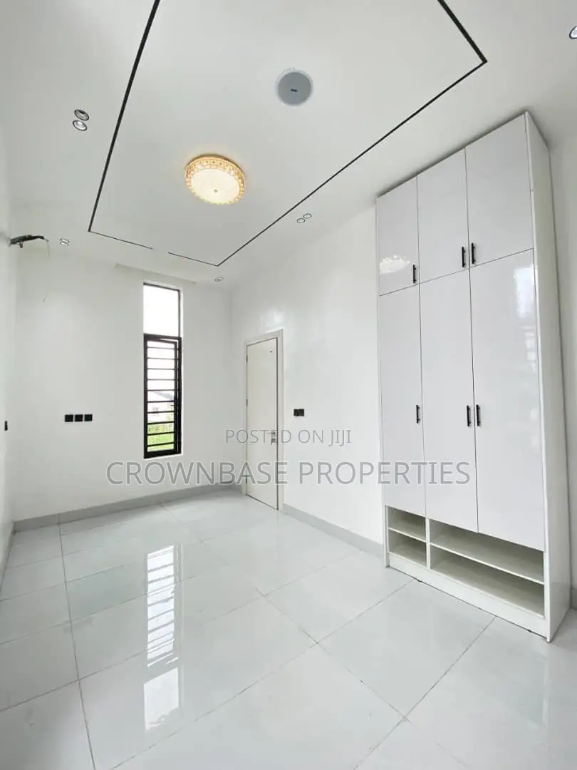 5bdrm Duplex in Sangotedo for sale