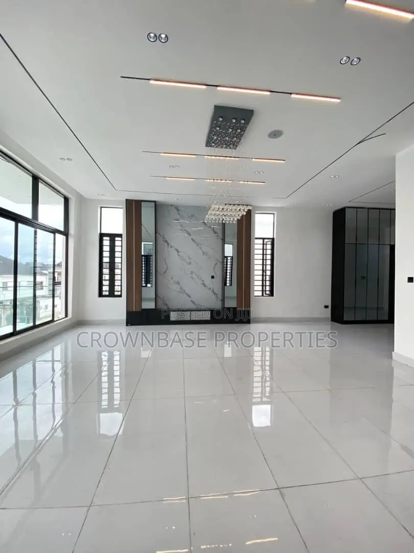 5bdrm Duplex in Sangotedo for sale