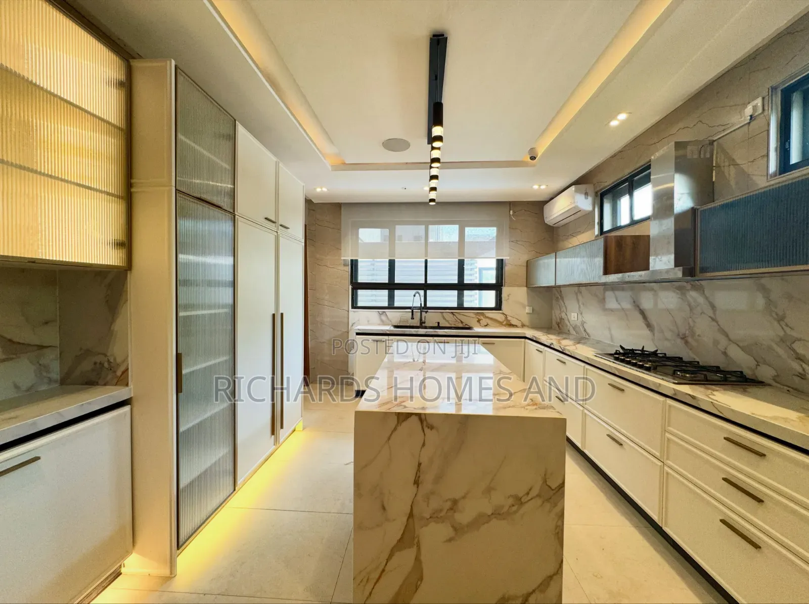 5bdrm Duplex in Banana Island for sale