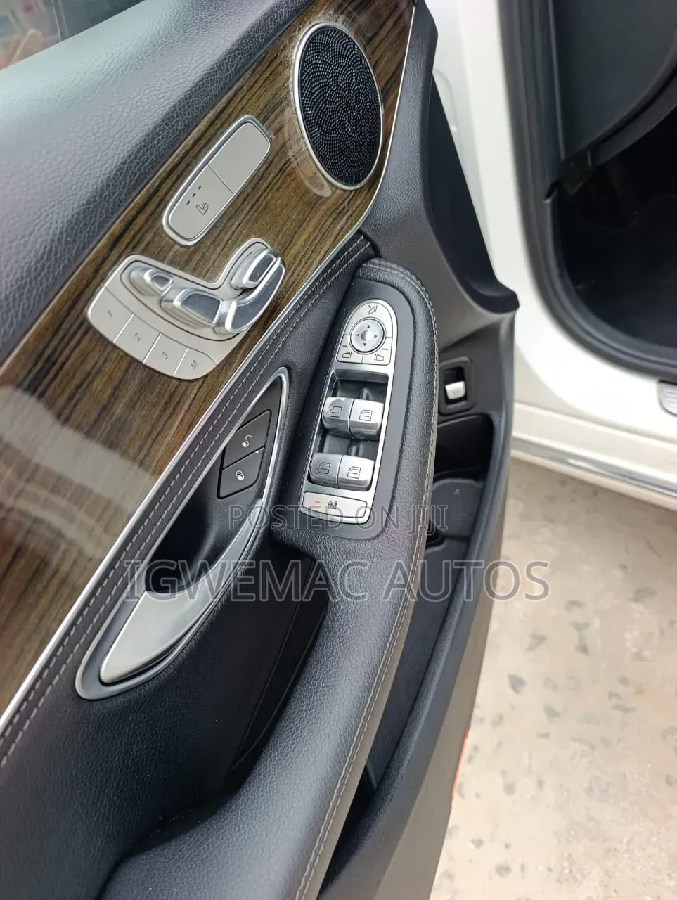 Mercedes-Benz C300 Luxury 4dr AWD 4Matic Sedan (2.0L 4cyl 7A) 2015