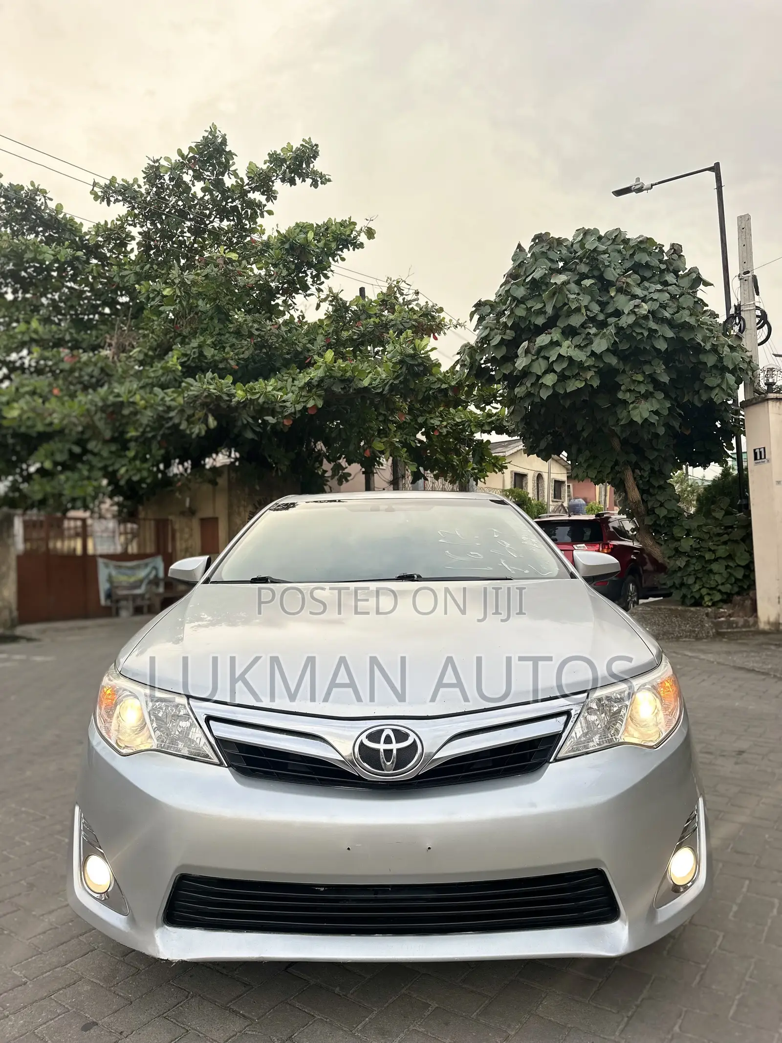 Toyota Camry XLE V6 4dr Sedan (3.5L 6cyl 6A) 2013 Silver