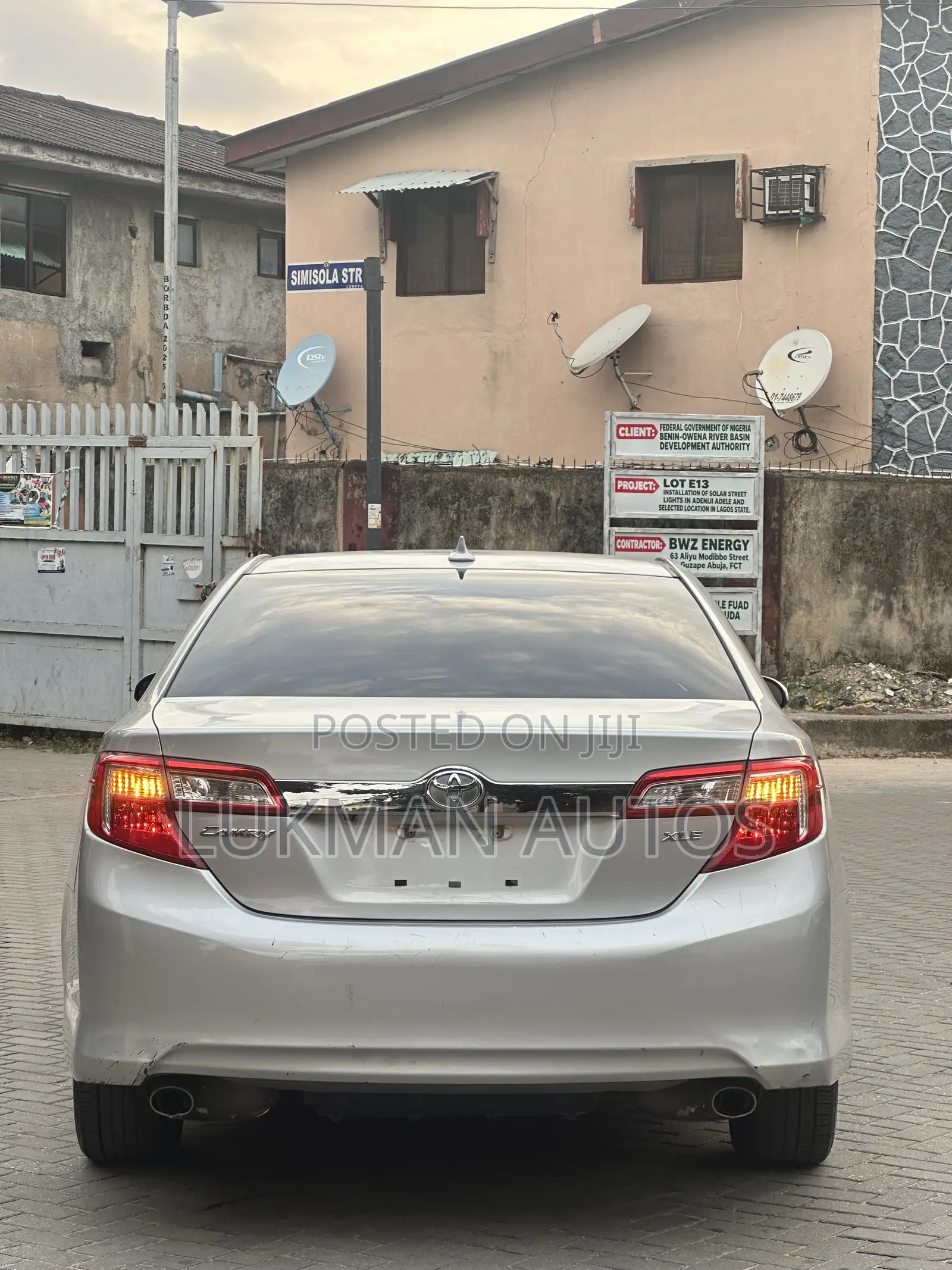 Toyota Camry XLE V6 4dr Sedan (3.5L 6cyl 6A) 2013 Silver
