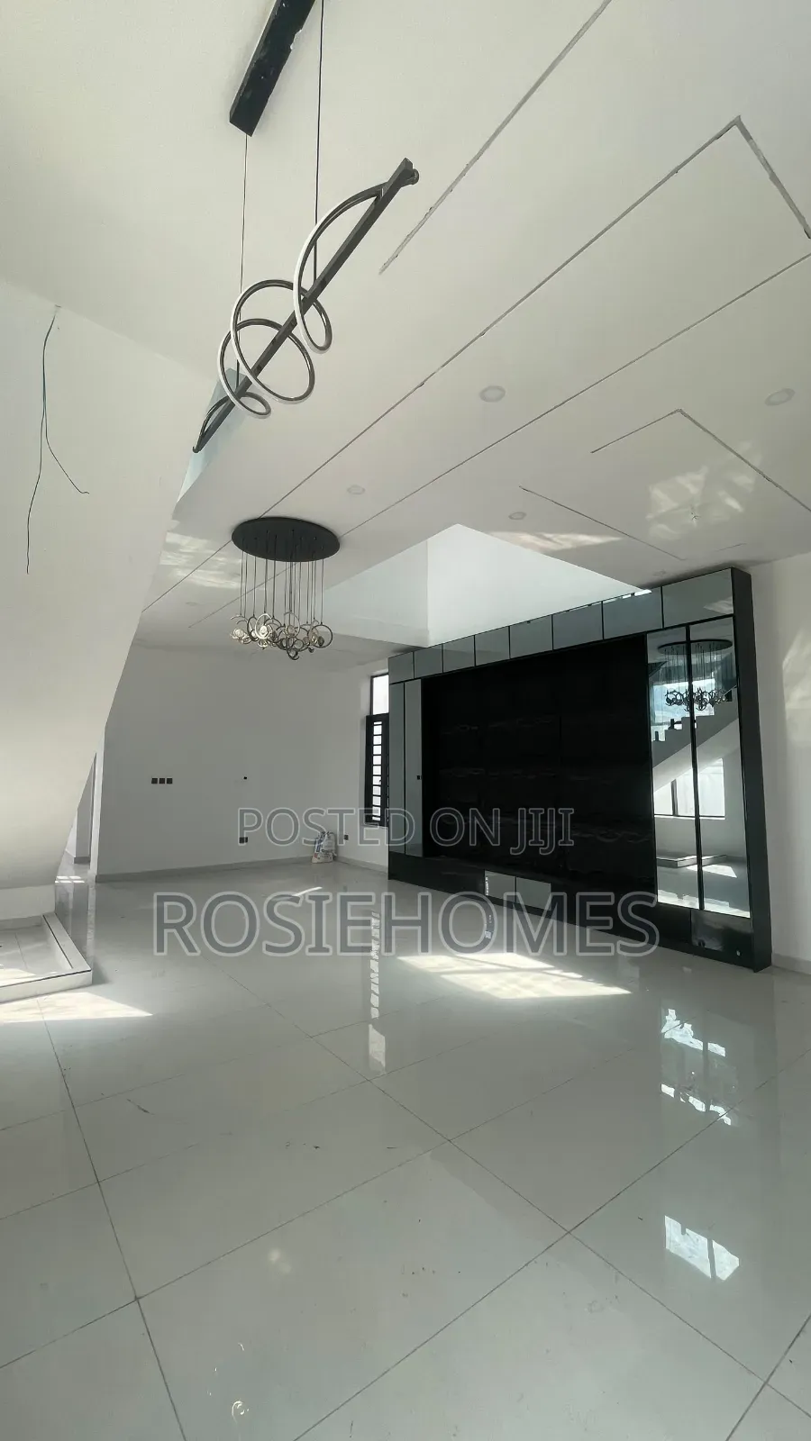 5bdrm Duplex in Chevron for sale