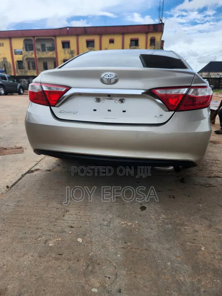 Toyota Camry LE 4dr Sedan (2.5L 4cyl 6A) 2017 Gold