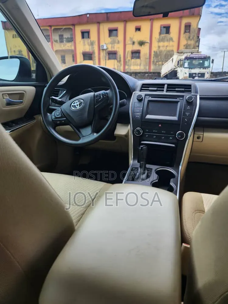 Toyota Camry LE 4dr Sedan (2.5L 4cyl 6A) 2017 Gold
