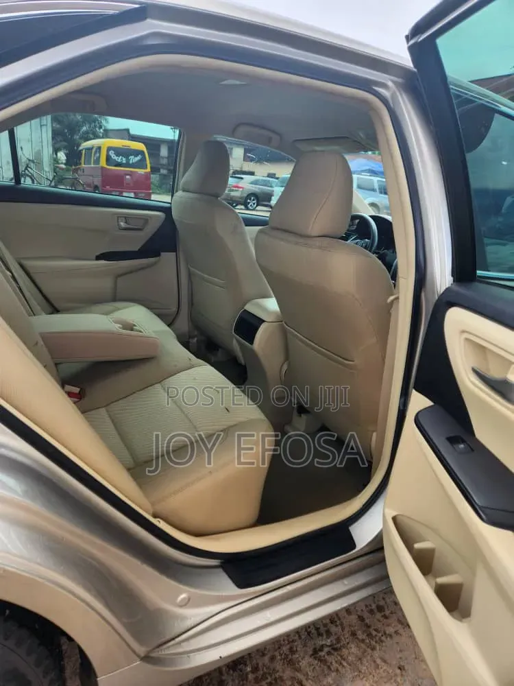 Toyota Camry LE 4dr Sedan (2.5L 4cyl 6A) 2017 Gold