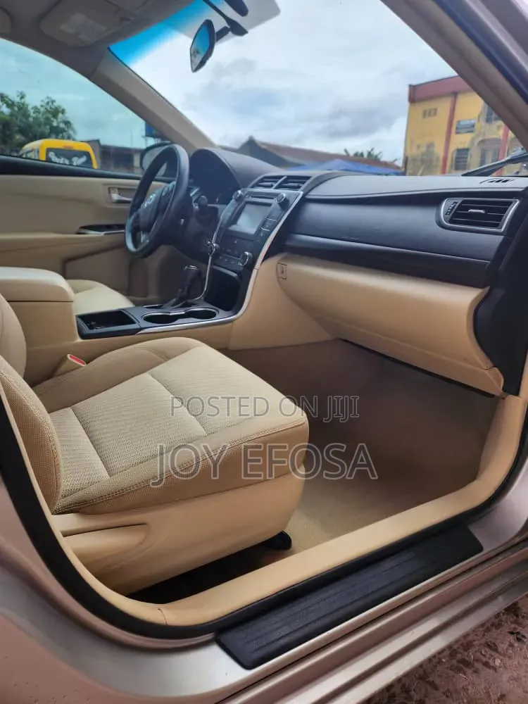 Toyota Camry LE 4dr Sedan (2.5L 4cyl 6A) 2017 Gold