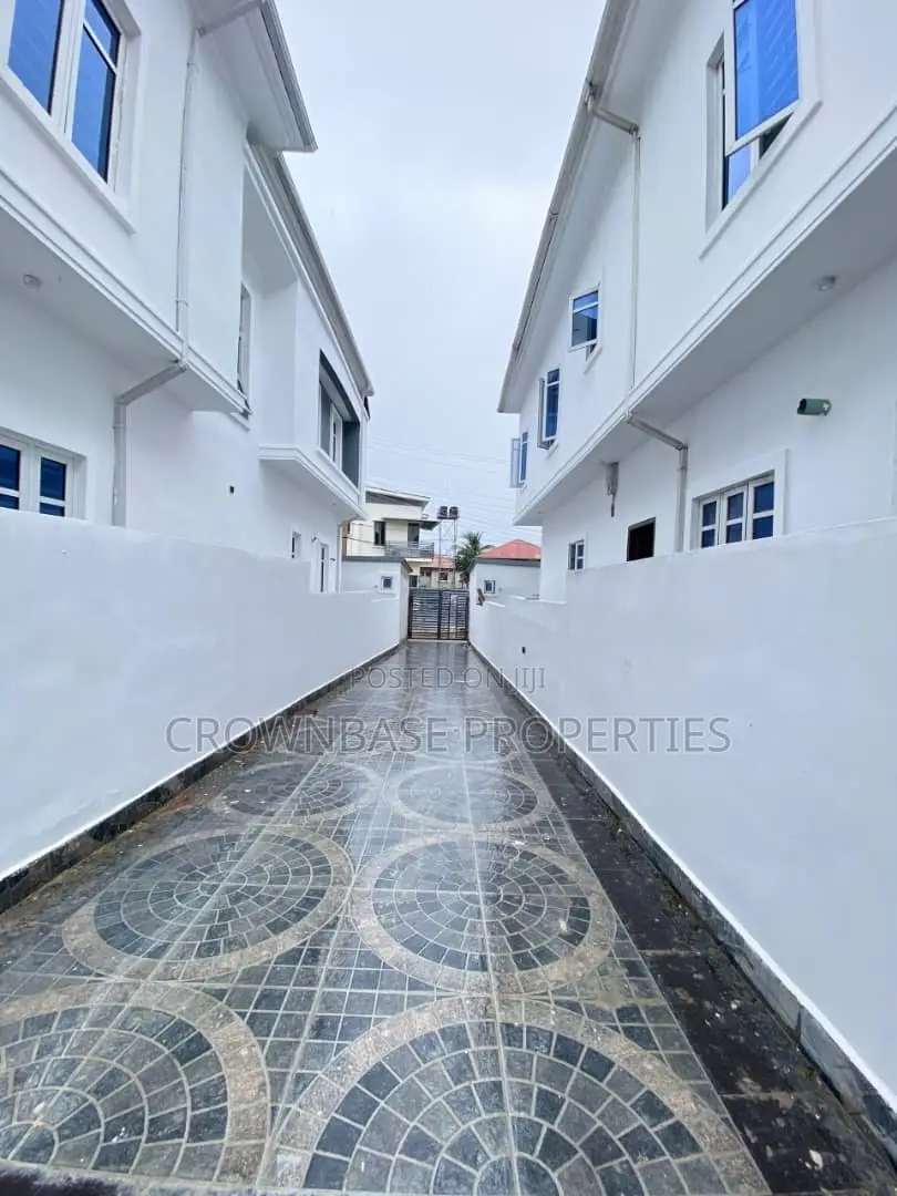 5bdrm Duplex in Sangotedo for sale