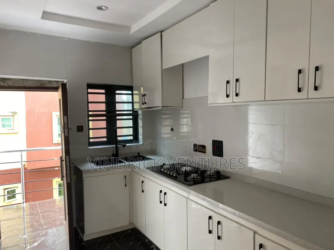 3bdrm Townhouse/Terrace in Golden Pal Estate, Lekki Phase 2 for sale