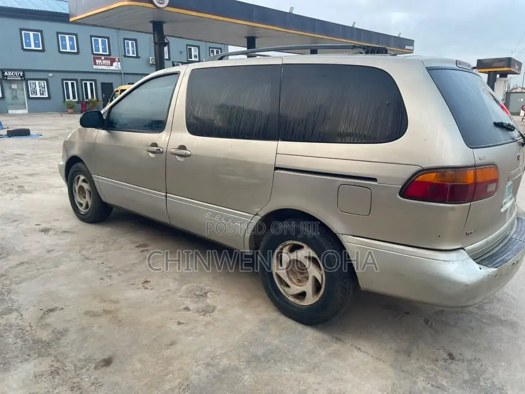 Toyota Sienna 2000 Gold