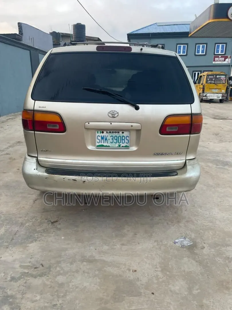 Toyota Sienna 2000 Gold