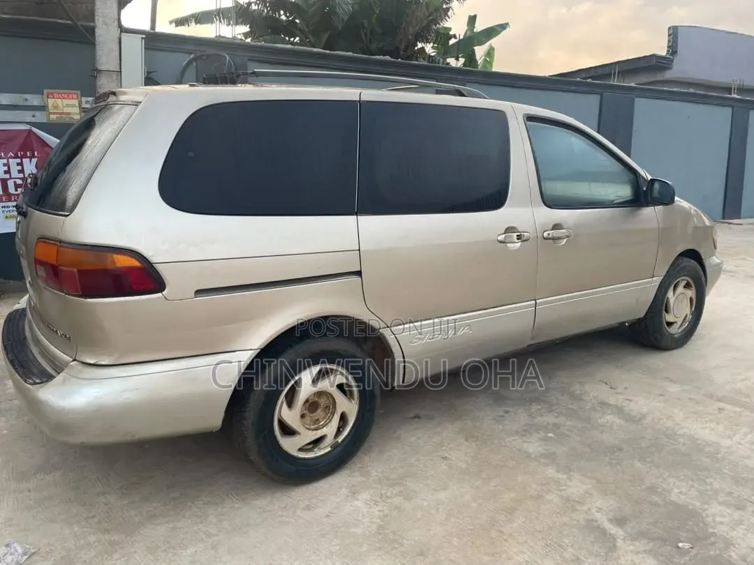 Toyota Sienna 2000 Gold