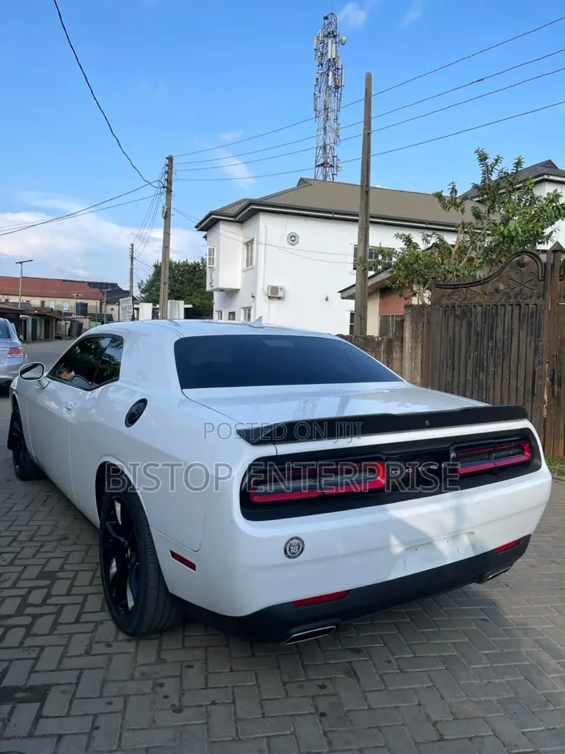 Dodge Challenger SXT RWD 2018 White