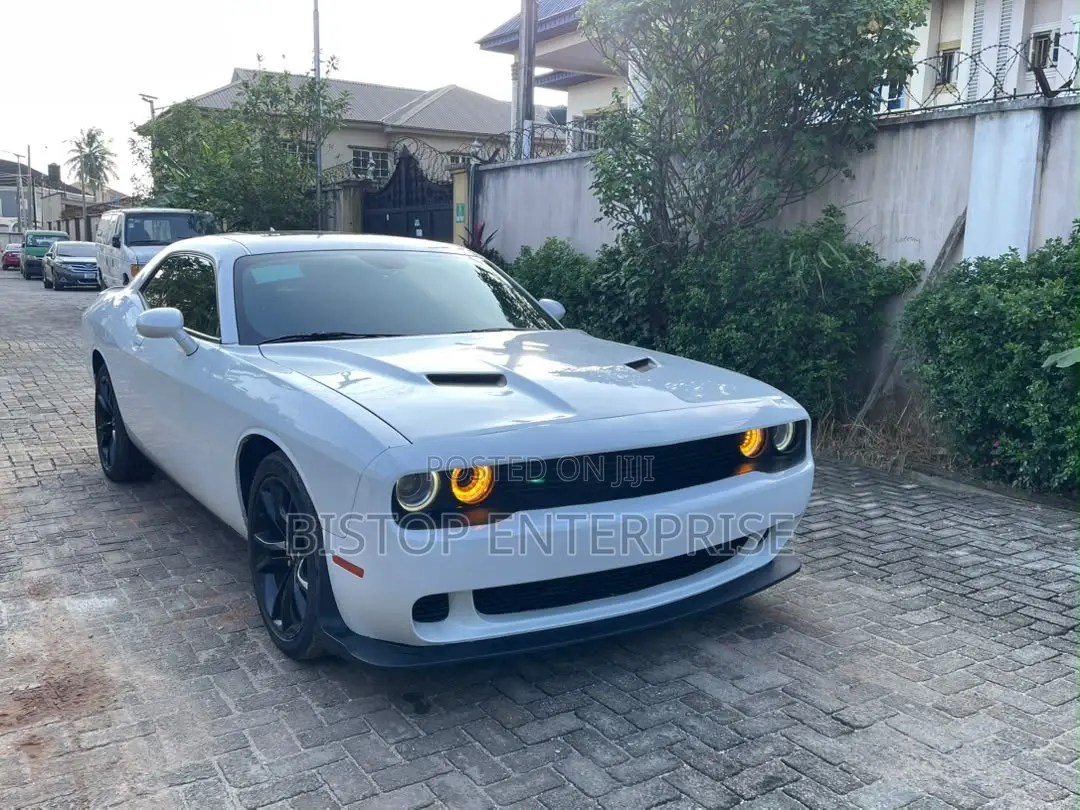 Dodge Challenger SXT RWD 2018 White