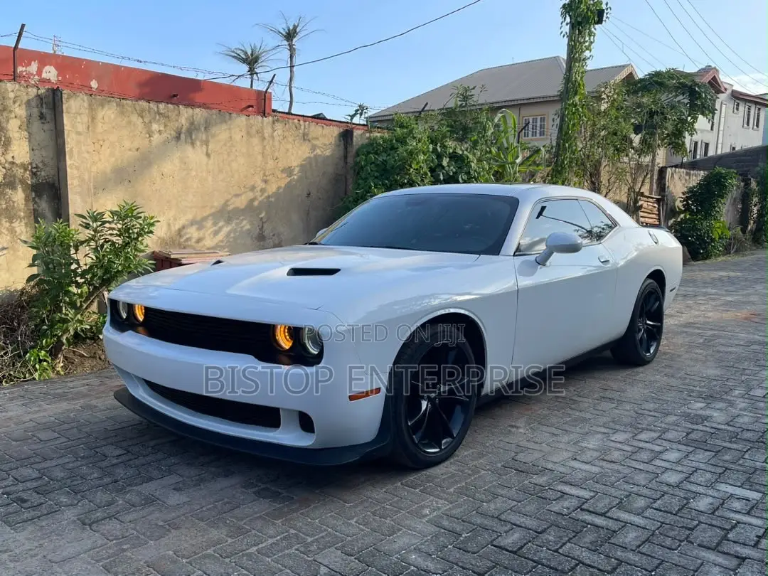 Dodge Challenger SXT RWD 2018 White