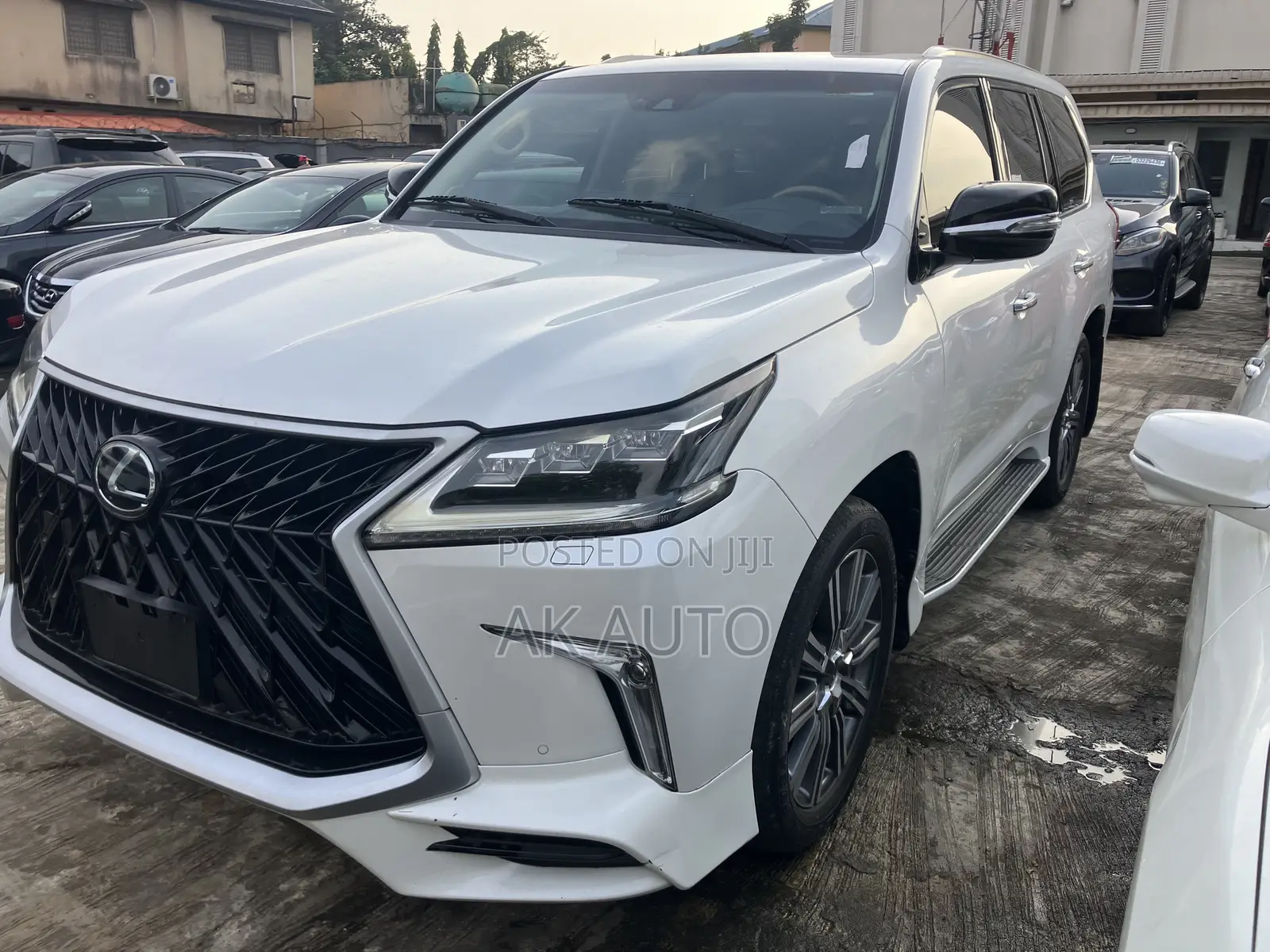 Lexus LX 570 (5 seats) AWD 2017 White