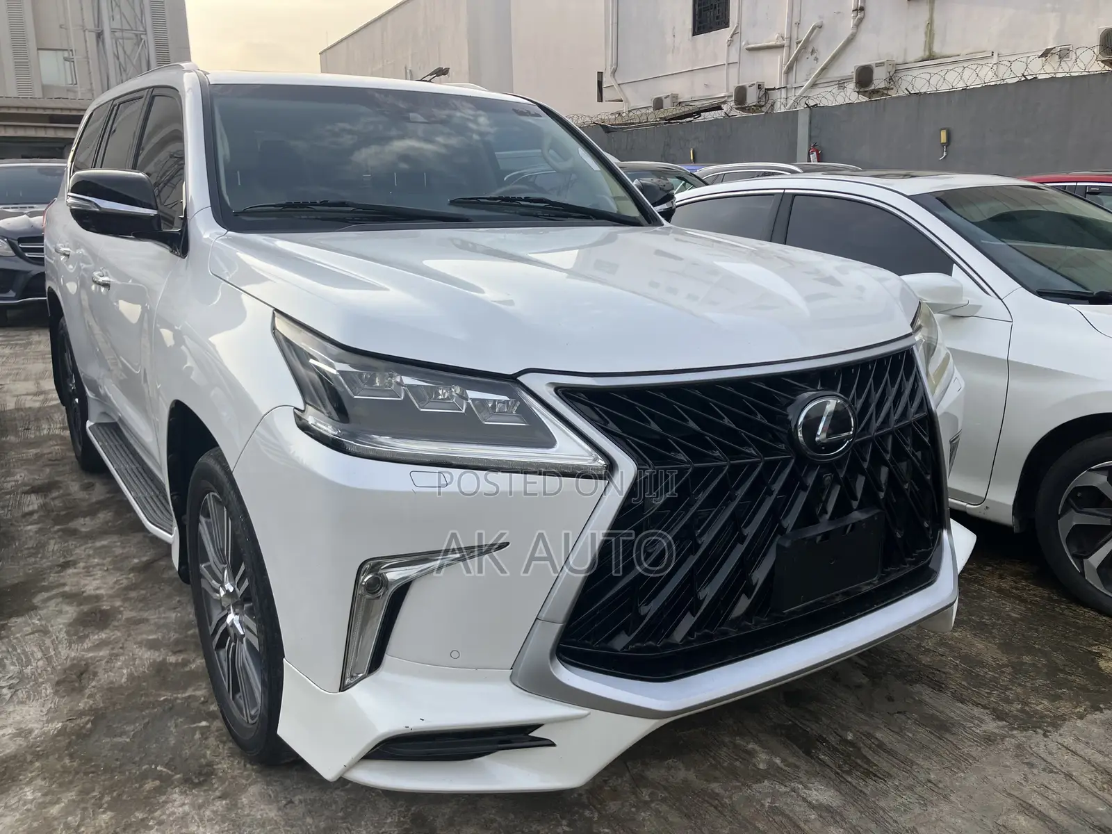 Lexus LX 570 (5 seats) AWD 2017 White