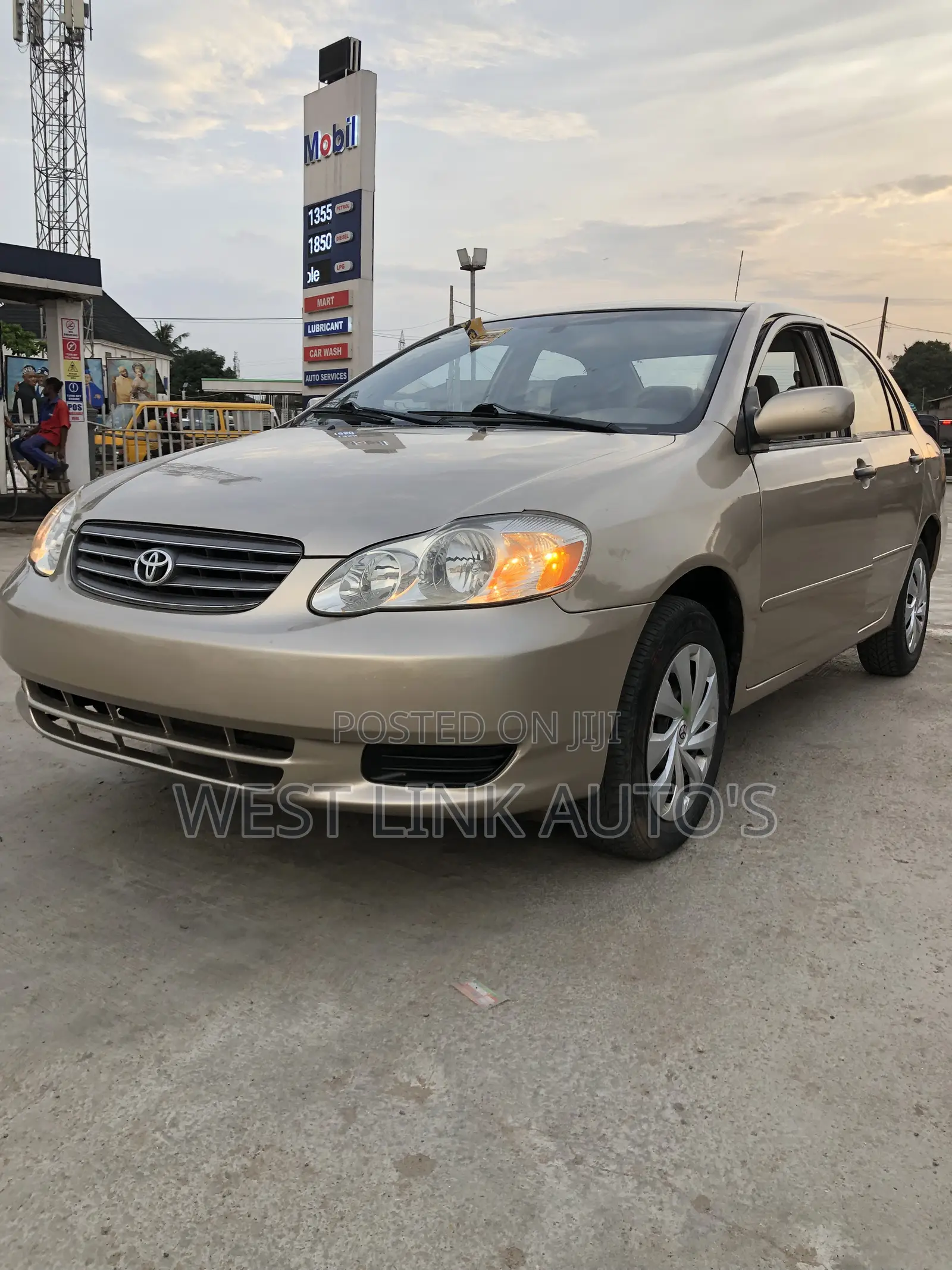 Toyota Corolla LE 2024 Gold