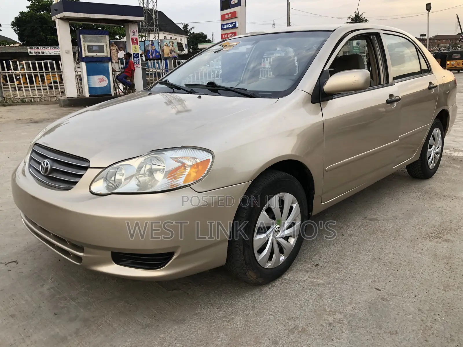 Toyota Corolla LE 2024 Gold