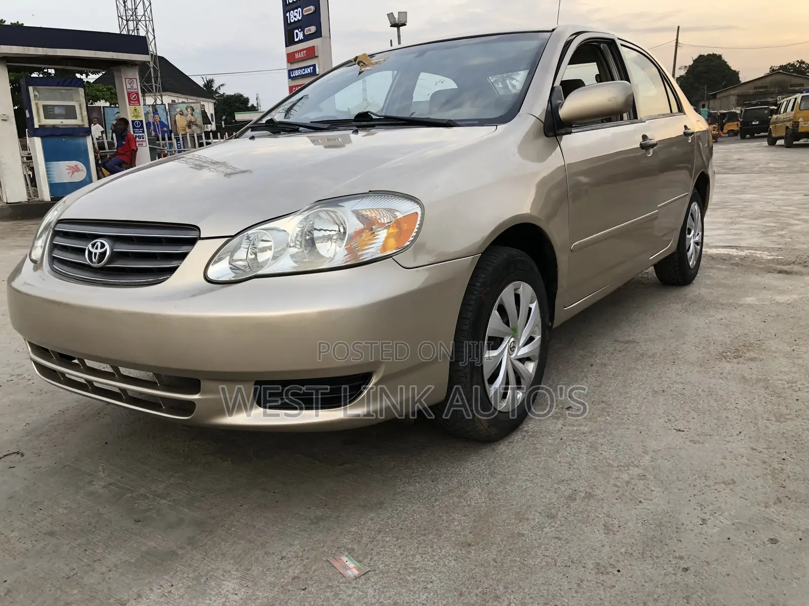 Toyota Corolla LE 2024 Gold