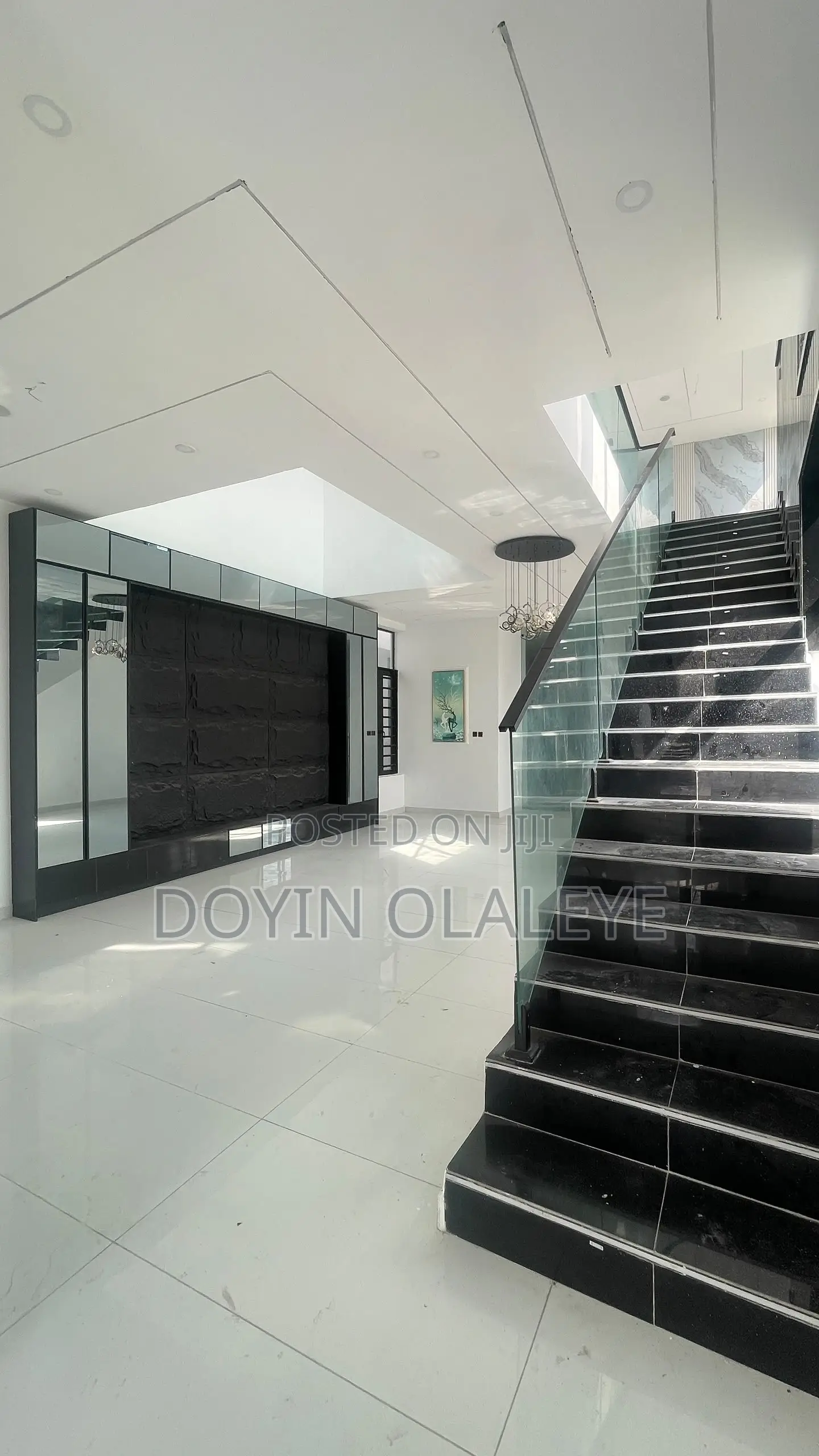 5bdrm Duplex in Chevron for sale