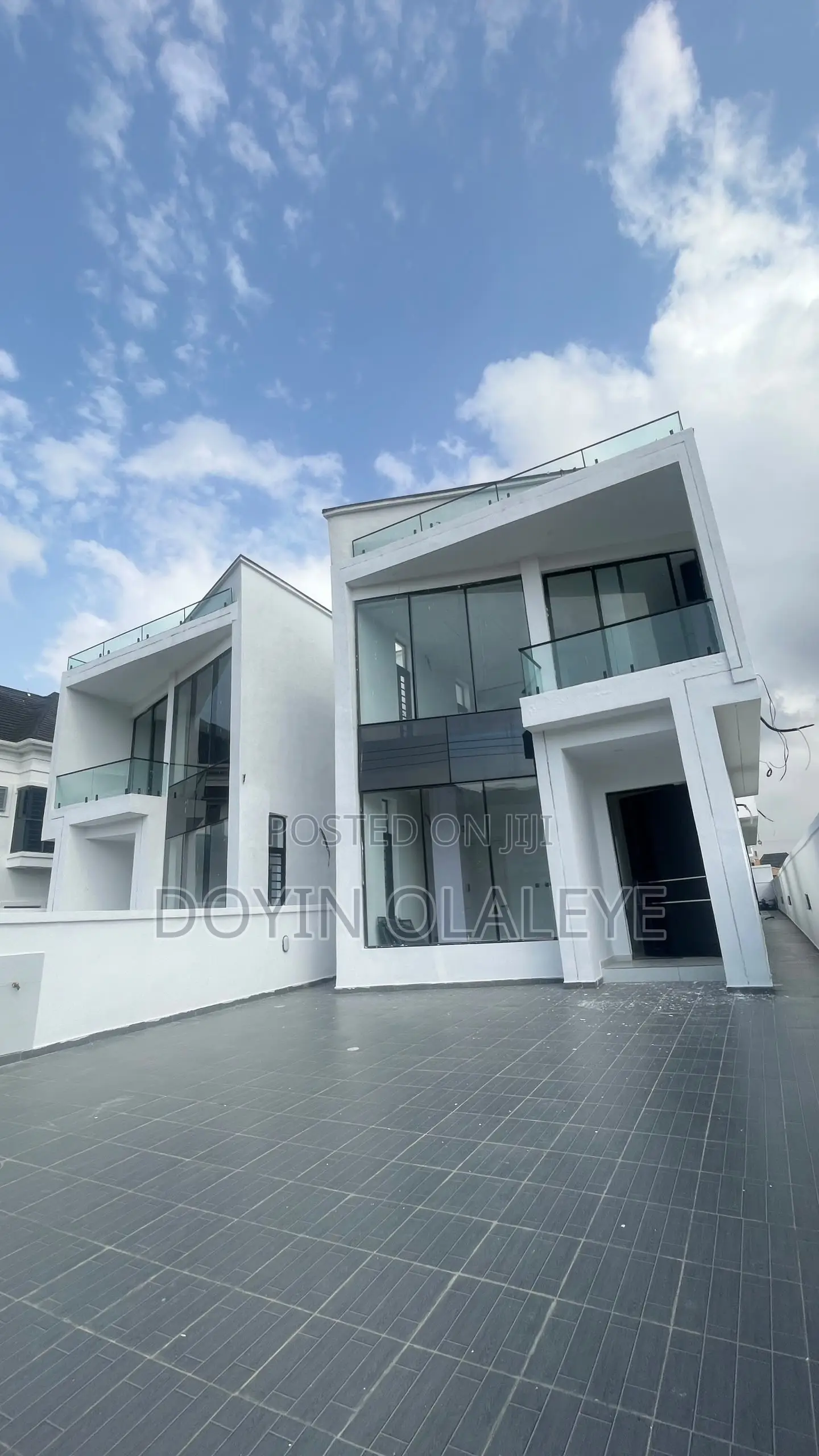 5bdrm Duplex in Chevron for sale