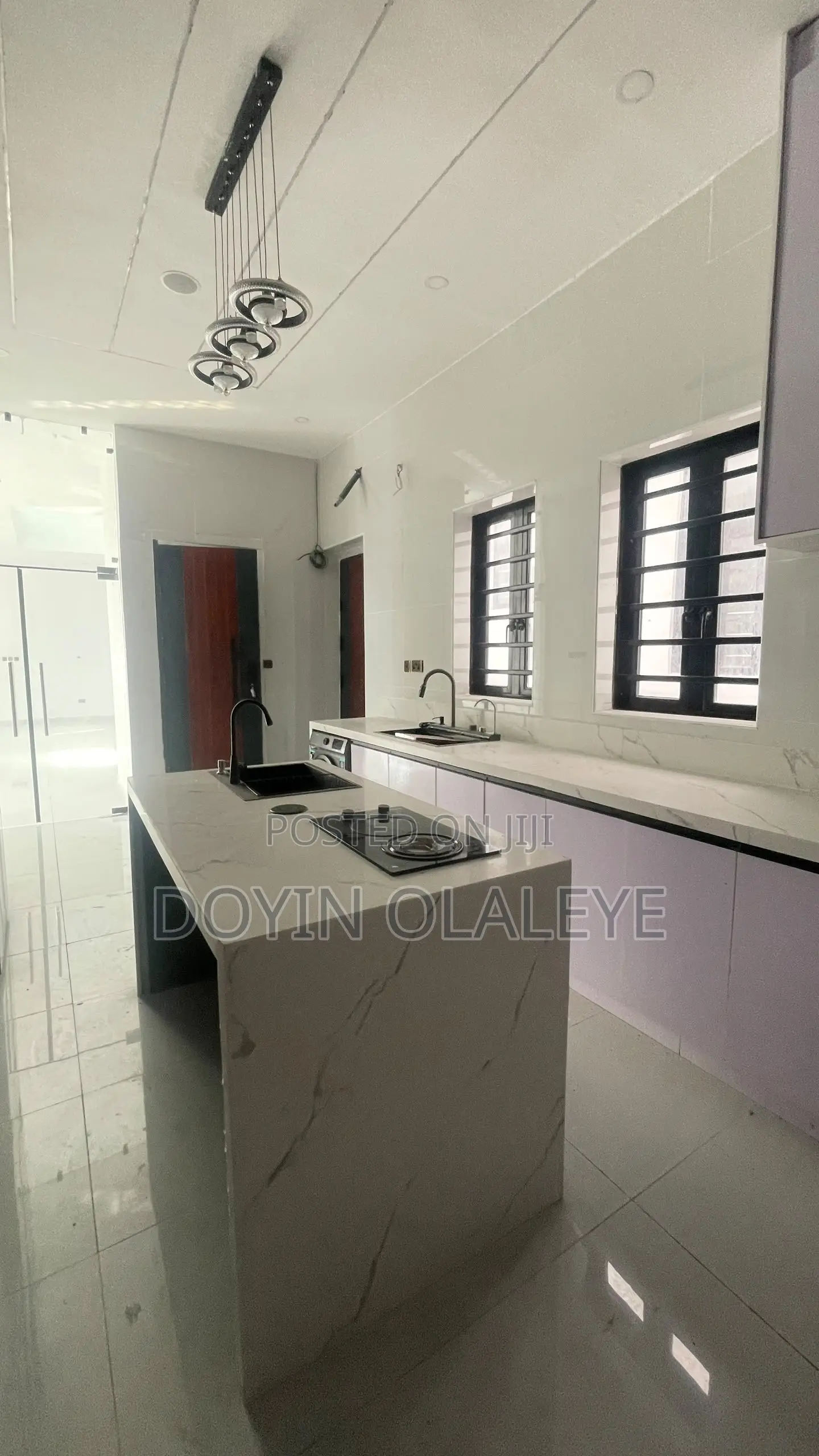 5bdrm Duplex in Chevron for sale