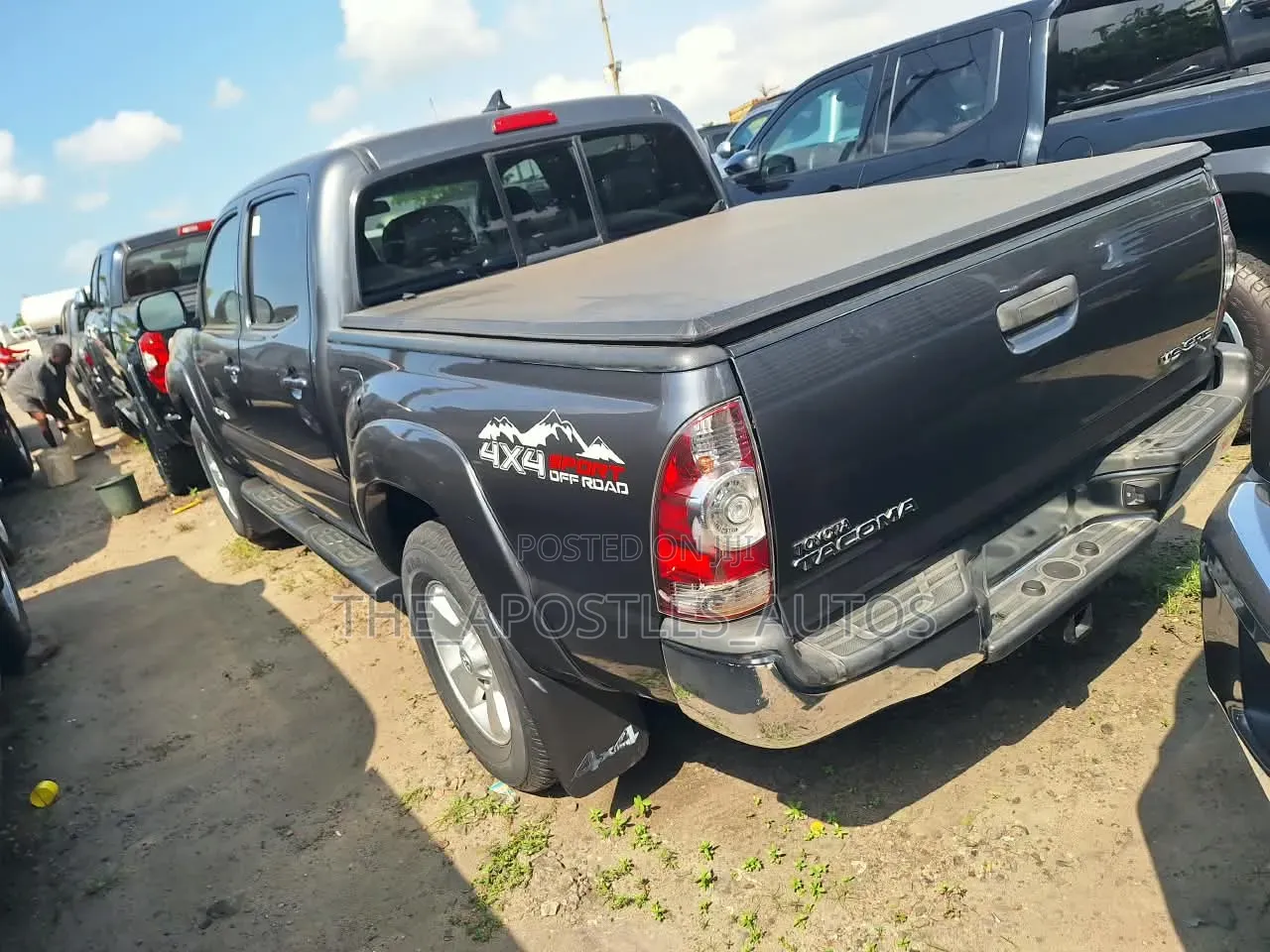 Toyota Tacoma V6 4dr Access Cab 4WD 6.1 ft. SB (4.0L 6cyl 6M) 2015 Gray