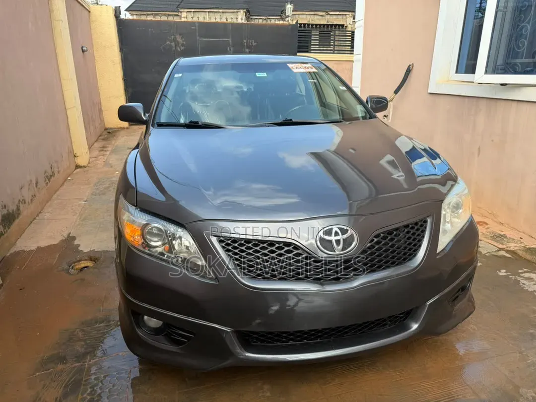 Toyota Camry SE 4dr Sedan (2.5L 4cyl 6AM) 2010 Gray