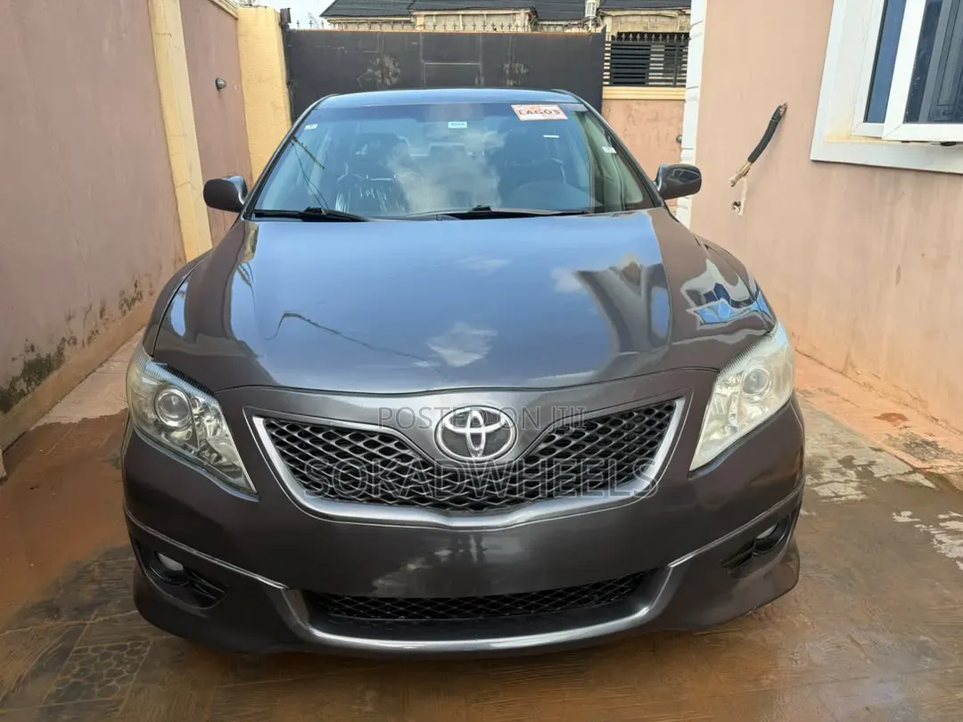 Toyota Camry SE 4dr Sedan (2.5L 4cyl 6AM) 2010 Gray