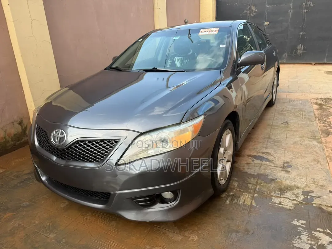 Toyota Camry SE 4dr Sedan (2.5L 4cyl 6AM) 2010 Gray