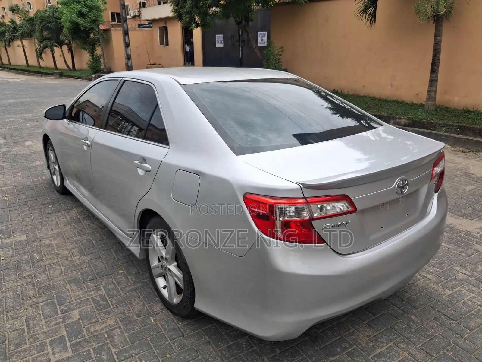 Toyota Camry SE 4dr Sedan (2.5L 4cyl 6A) 2014 Silver