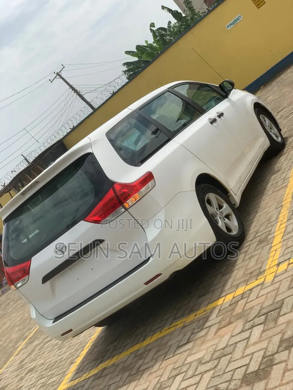 Toyota Sienna LE 7 Passenger 2012 White